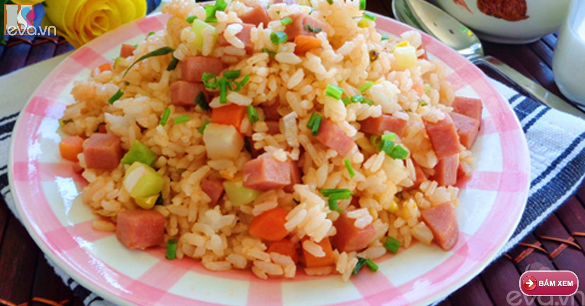 Cơm Chiên Trứng – Xúc Xích